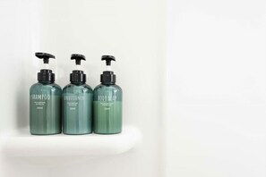 Combined shower/bathtub, hair dryer