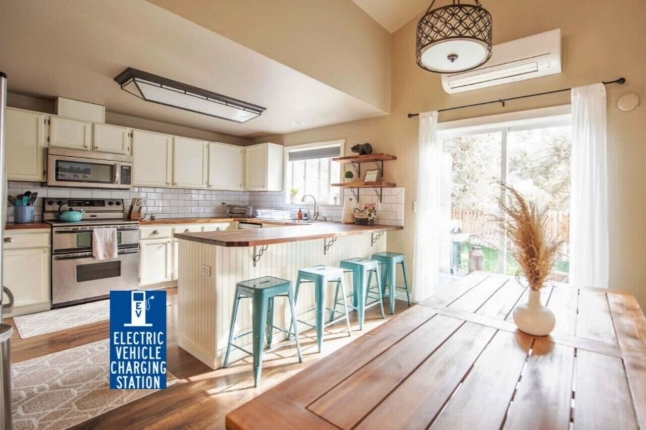 Grand réfrigérateur, micro-ondes, four, plaque de cuisson