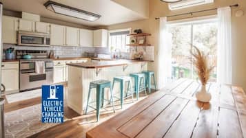 Grand réfrigérateur, micro-ondes, four, plaque de cuisson