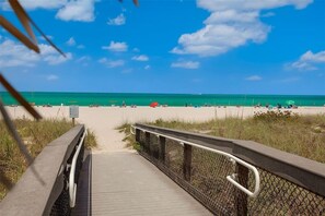 Chaises longues, serviettes de plage