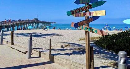 🏝️PET FRIENDLY 3-bedroom house, minutes from Beach,Heated Pool🏖️