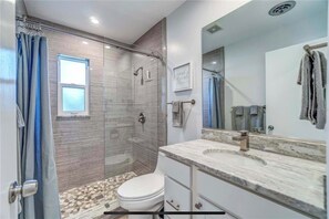Combined shower/tub, hair dryer, towels