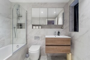 تجهيزات دش، مجففات شعر، مناشف، صابون