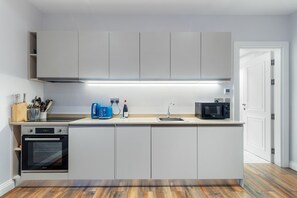 ثلاجة، ميكروويف، فرن، موقد طهي مسطح