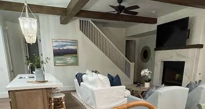 Save 10% off 3 Night Stay! Beautiful Cottage w/ great Lake views, pool, hot tub!