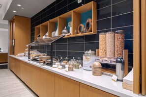Free daily buffet breakfast - SpringHill Suites Charlotte Airport Lake Pointe (Charlotte)