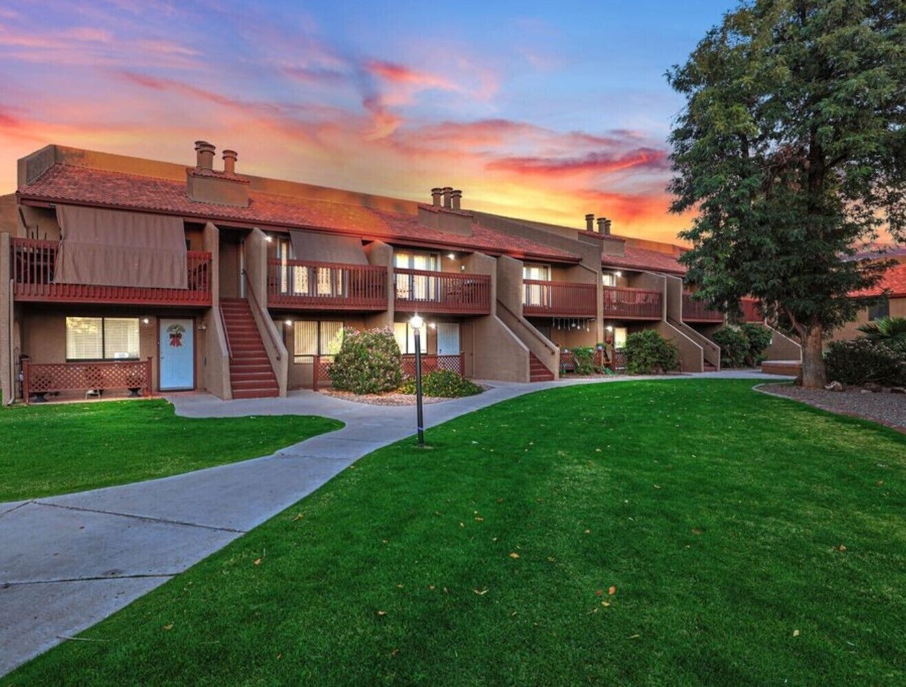 Lovely 2 Bedroom Condo with Heated Pool