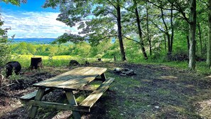 Outdoor dining - Finger Lakes Ten Mile View Campsite 10 minutes from Watkins Glen (Horseheads)