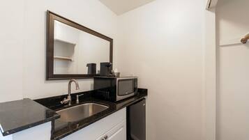 Kjøleskap, mikrobølgeovn og kaffetrakter/tekoker