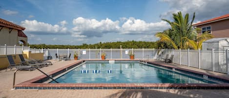 Una piscina al aire libre