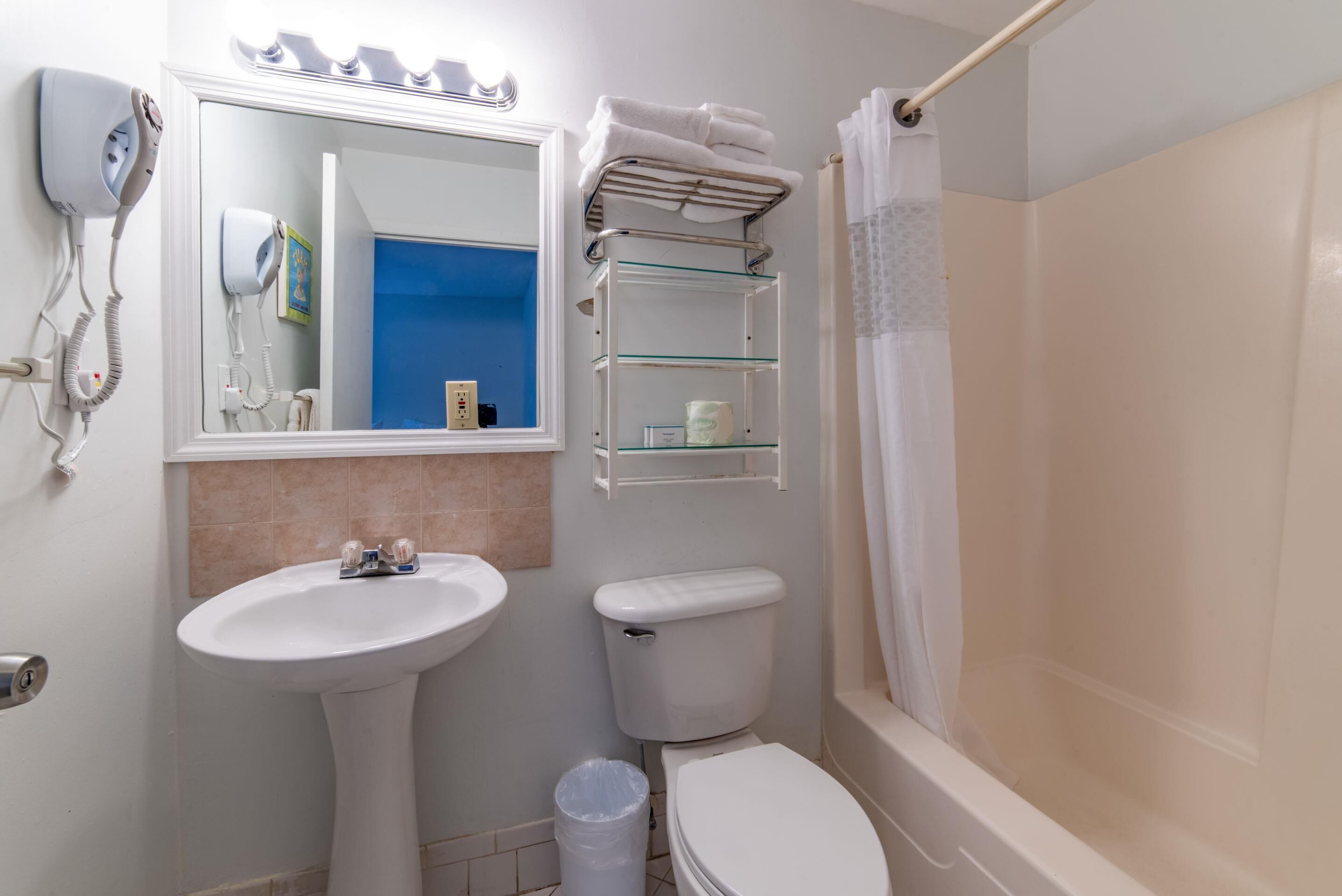 Combined shower/tub