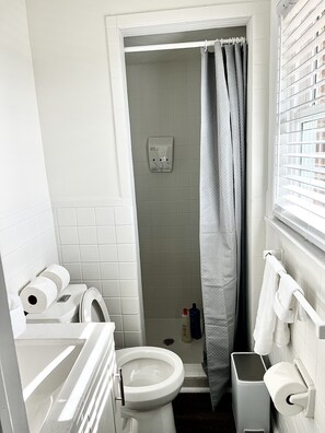Badewanne, Haartrockner, Handtücher, Seife
