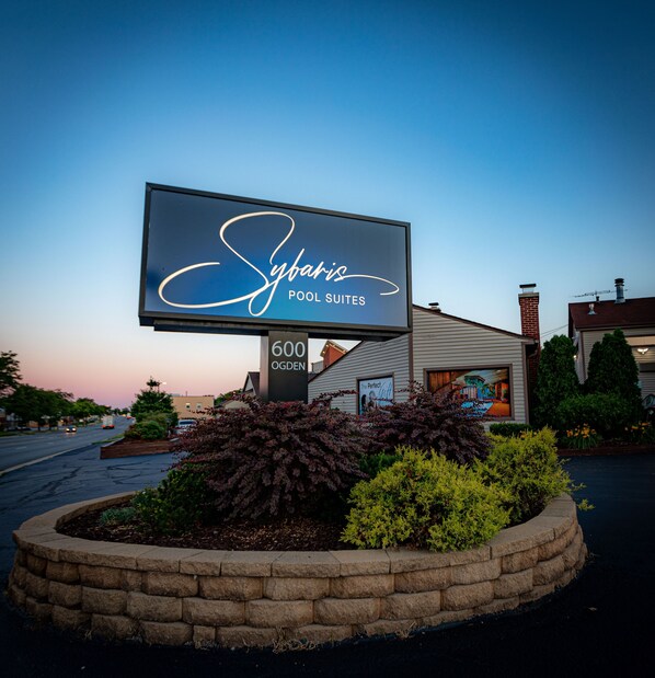 Exterior - Sybaris Pool Suites (Downers Grove)
