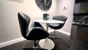 Elite Room | In-room dining - Sybaris Pool Suites (Downers Grove)
