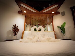 Classic Room | Room amenity - Sybaris Pool Suites (Downers Grove)