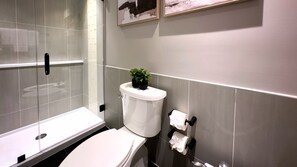 Elite Room | Bathroom | Separate tub and shower, jetted tub, free toiletries, bathrobes - Sybaris Pool Suites (Downers Grove)