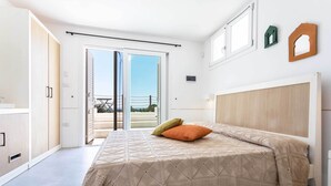 A bedroom with a bed, a balcony, and a view of the outside. - Villa Torre Dell'alto mare Blocco n.2 (Alliste)