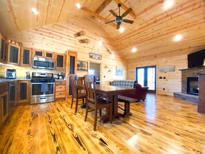 Fridge, microwave, oven, stovetop - 🪵 Murphy Cabin 🏔 Mountain View // 2Bed-2Bath // 6 guests // 10mins to town (Murphy)