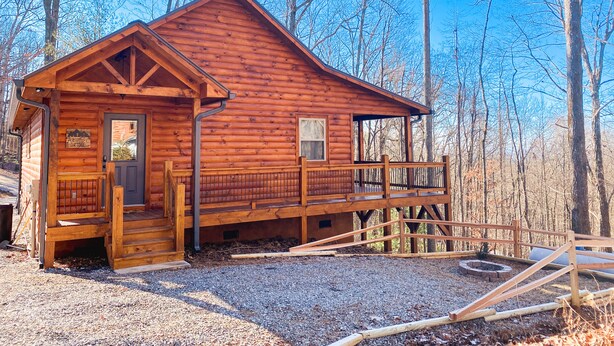 A wooden cabin with a porch, a small deck, and a gravel driveway. - 🪵 Murphy Cabin 🏔 Mountain View // 2Bed-2Bath // 6 guests // 10mins to town (Murphy)