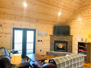 Smart TV, fireplace, books - 🪵 Murphy Cabin 🏔 Mountain View // 2Bed-2Bath // 6 guests // 10mins to town (Murphy)