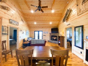 Interior - 🪵 Murphy Cabin 🏔 Mountain View // 2Bed-2Bath // 6 guests // 10mins to town (Murphy)