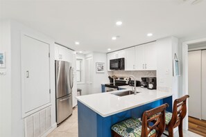 Réfrigérateur, four à micro-ondes, un four, lave-vaisselle