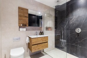 Dusche, Handtücher, Seife, Toilettenpapier