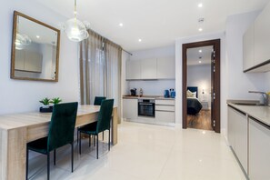 Dining - Luxury one bedroom apartment located minutes from Hampstead Heath (London)