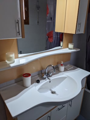 Ensemble douche/baignoire, sĂšche-cheveux, serviettes fournies, savon