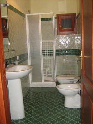 Haartrockner, Bidet, Handtücher, Seife