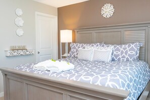 4 室のベッドルーム、デスク、アイロン / アイロン台、旅行用ベビーベッド