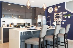 冷蔵庫、電子レンジ、オーブン、コンロ