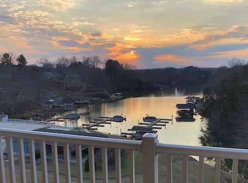 Recently updated 1 BR Condo with stunning lake views - No cleaning or linen fees