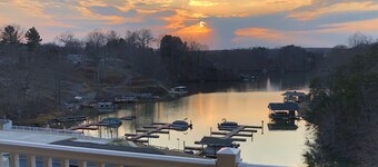 Recently updated 1 BR Condo with stunning lake views - No cleaning or linen fees