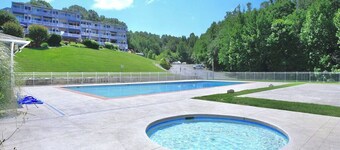 Recently updated 1 BR Condo with stunning lake views - No cleaning or linen fees
