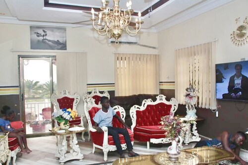 De-nice  hotel apartment Kasoa new market, Obom road, arrive @masalachi junction