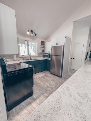 Réfrigérateur, four à micro-ondes, un four, surface de cuisson