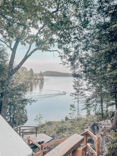 Lake of Bays 4bdrm Water Front Family Oasis! End Of The Road, Ultimate Privacy.