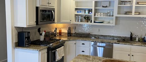 Réfrigérateur, four à micro-ondes, un four, surface de cuisson