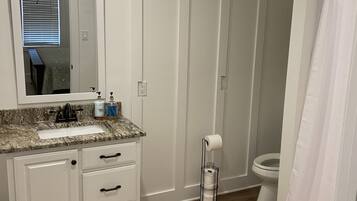 Baignoire, sèche-cheveux, serviettes fournies, savon