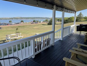 Una terrazza coperta con vista su un lago e un'area parcheggio.