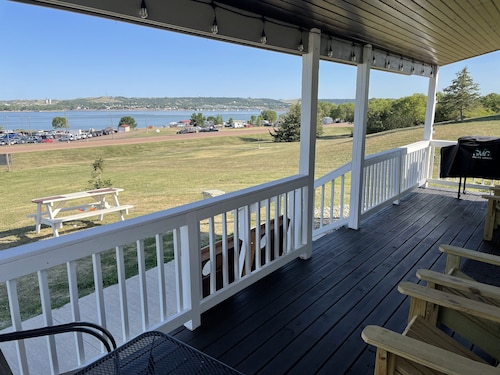 Entire home steps from the Missouri River!