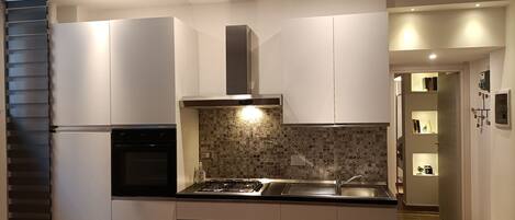 Refrigerador, horno, placa de cocina, cafetera/tetera