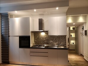 Réfrigérateur, four, plaque de cuisson, cafetière/bouilloire