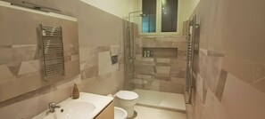 Doccia, asciugacapelli, asciugamani, sapone