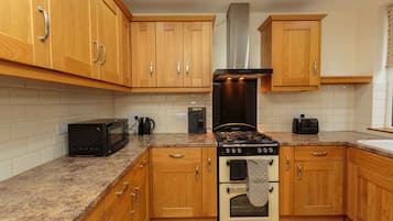 Apartment, Accessible, Ensuite (Passionfruit Suite ) | Shared kitchen
