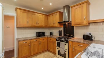 Apartment, Accessible, Ensuite (Passionfruit Suite ) | Shared kitchen