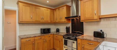 Apartment, Accessible, Ensuite (Passionfruit Suite ) | Shared kitchen