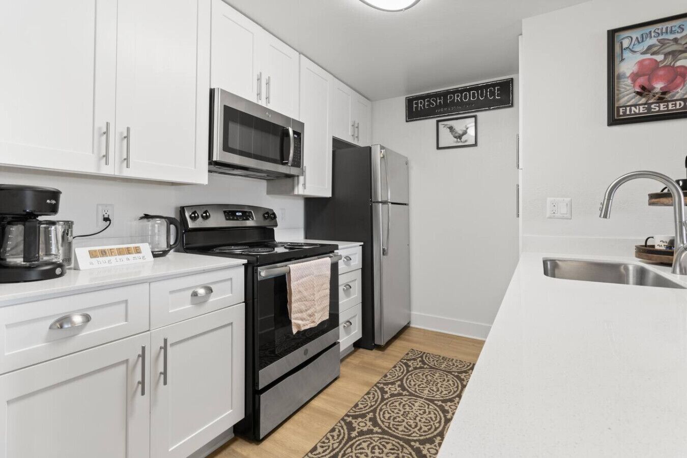 Jääkaappi, mikroaaltouuni, uuni, liesi