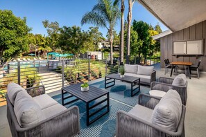 Outdoor dining - Family-Friendly Oasis w/ Pool, Gym & Near Beach (Oceanside)